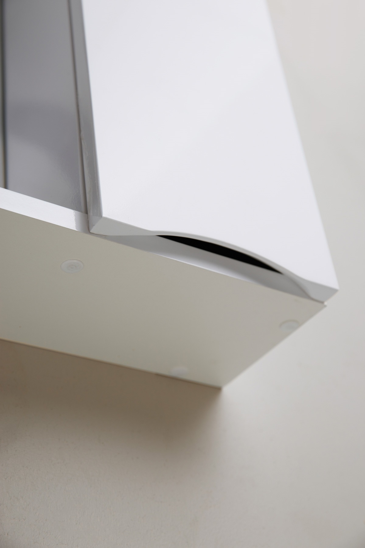 MARINO Шкаф зеркальный подвесной с одной распашной дверцей с доводчиками, LED 2x4W, правосторонний, Bianco Lucido, 900х150х750, MARINO-SPC-900/750-1A-BL-P-R - Gidratop.ru изображение
