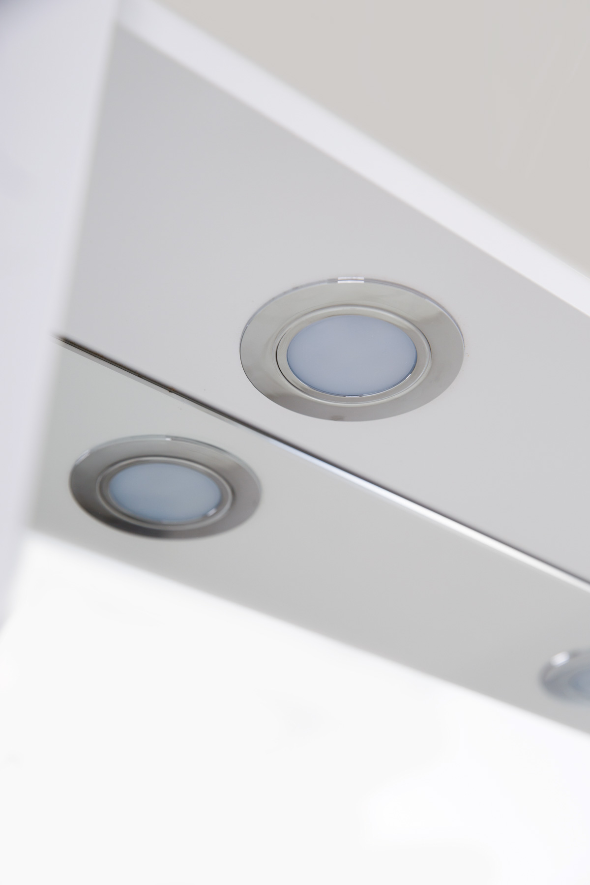 MARINO Шкаф зеркальный подвесной с одной распашной дверцей с доводчиками, LED 2x4W, левосторонний, Bianco Lucido, 800х150х750, MARINO-SPC-800/750-1A-BL-P-L - Gidratop.ru изображение