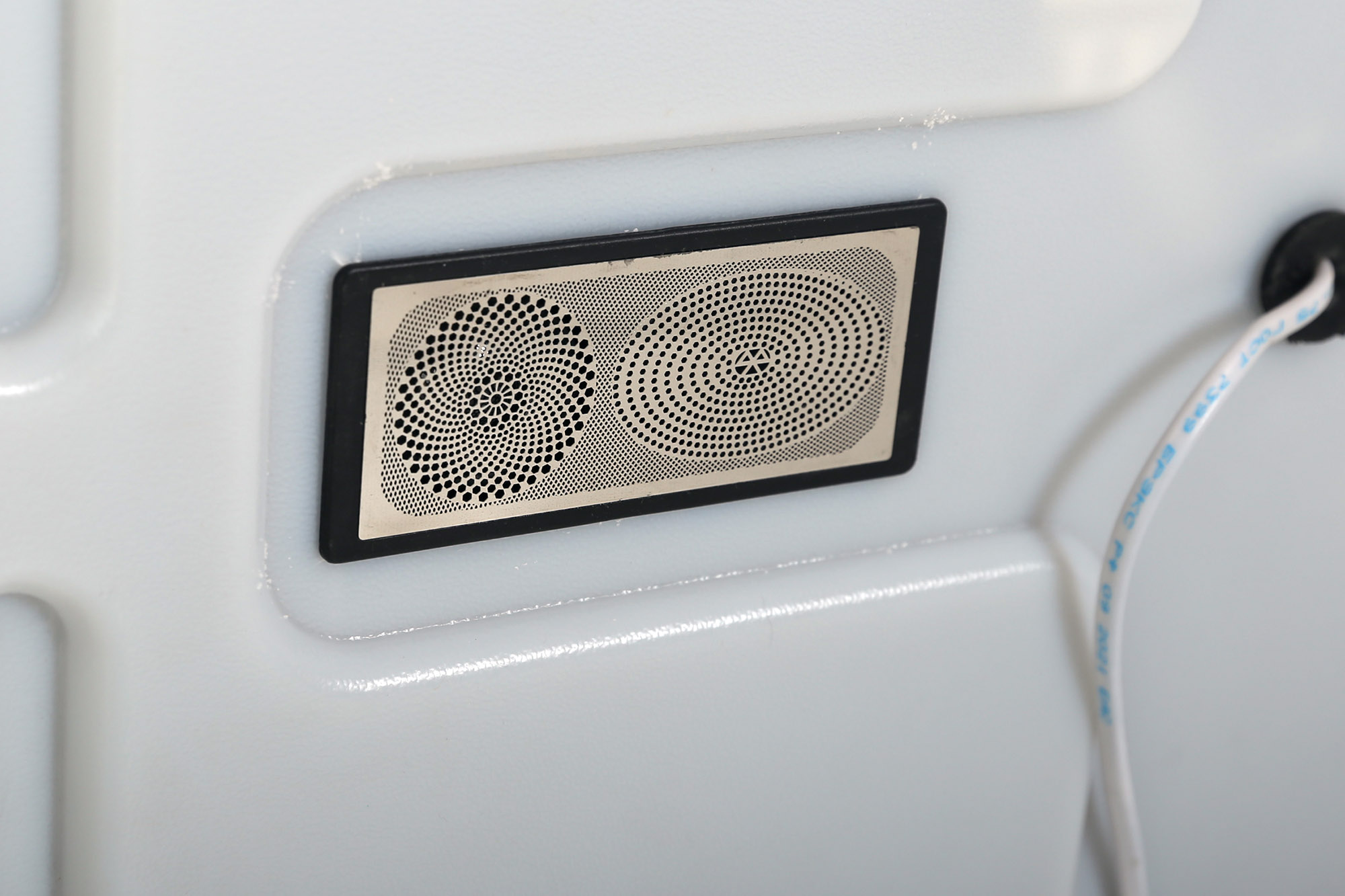 Зеркало с встроенным светильником, сенсорным выключателем, bluetooth, цифровым термометром, радио SPC-GRT-1000-800-LED-TCH-RAD, 12W, 220-240V, 1000x30x800 - Gidratop.ru изображение