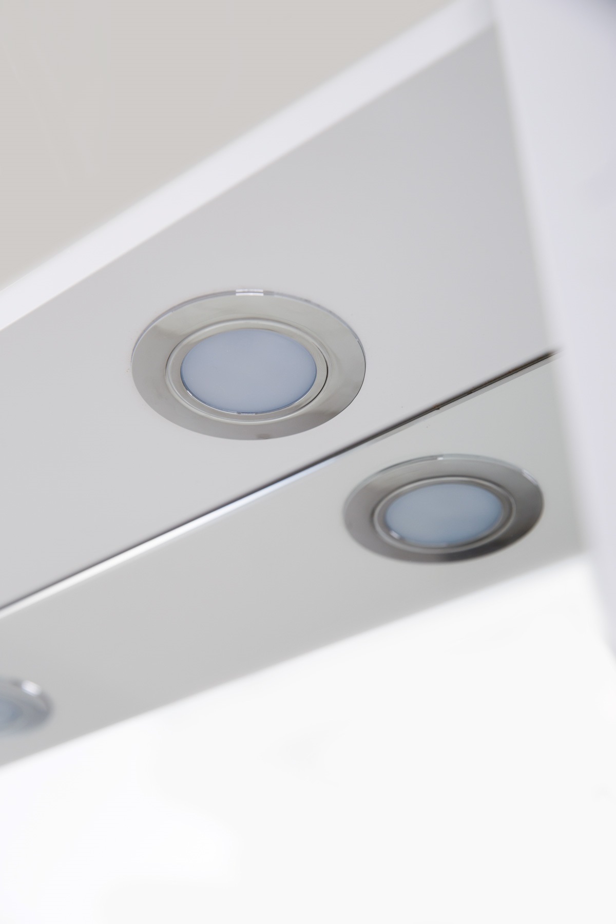 MARINO Шкаф зеркальный подвесной с одной распашной дверцей с доводчиками, LED 2x4W, правосторонний, Bianco Lucido, 900х150х750, MARINO-SPC-900/750-1A-BL-P-R - Gidratop.ru изображение