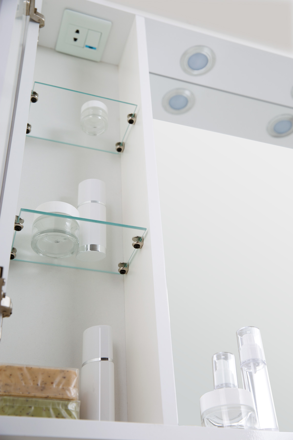 MARINO Шкаф зеркальный подвесной с одной распашной дверцей с доводчиками, LED 2x4W, левосторонний, Bianco Lucido, 800х150х750, MARINO-SPC-800/750-1A-BL-P-L - Gidratop.ru изображение