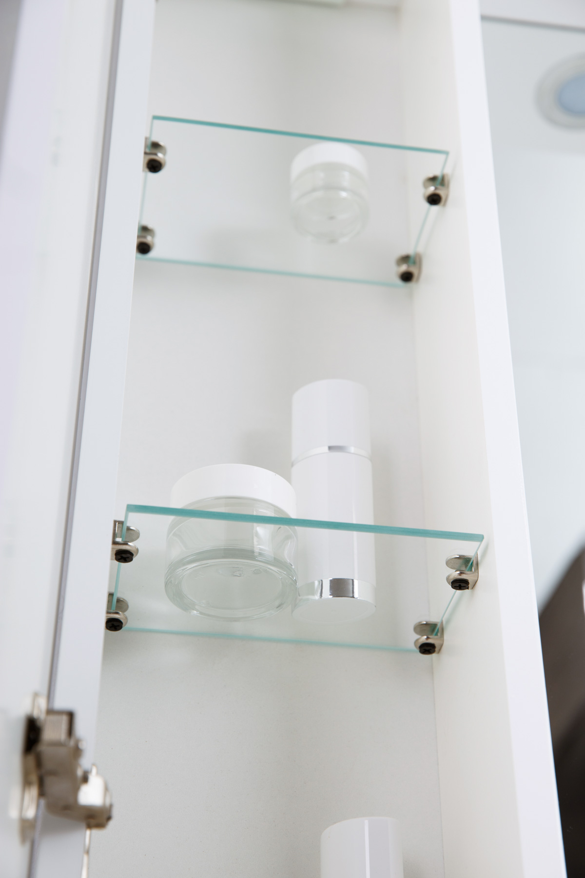 MARINO Шкаф зеркальный подвесной с одной распашной дверцей с доводчиками, LED 2x4W, левосторонний, Bianco Lucido, 800х150х750, MARINO-SPC-800/750-1A-BL-P-L - Gidratop.ru изображение