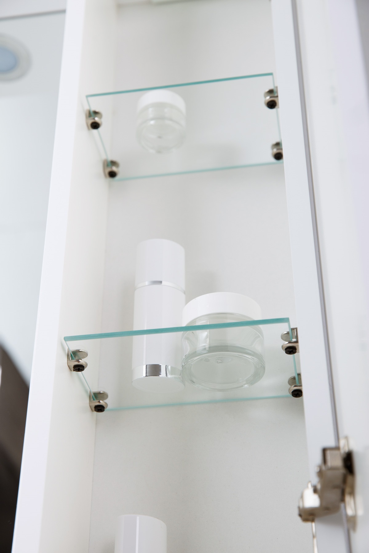 MARINO Шкаф зеркальный подвесной с одной распашной дверцей с доводчиками, LED 2x4W, правосторонний, Bianco Lucido, 900х150х750, MARINO-SPC-900/750-1A-BL-P-R - Gidratop.ru изображение