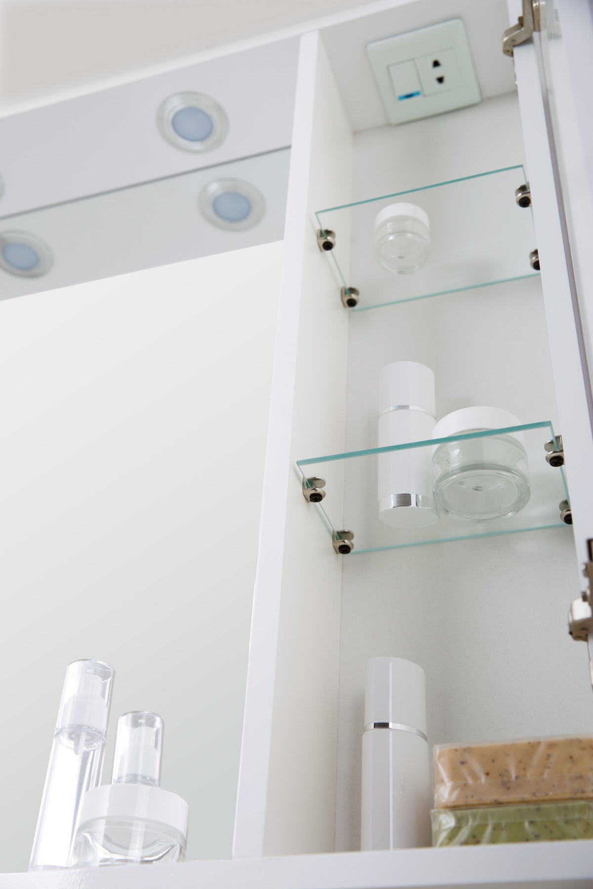MARINO Шкаф зеркальный подвесной с одной распашной дверцей с доводчиками, LED 2x4W, правосторонний, Bianco Lucido, 900х150х750, MARINO-SPC-900/750-1A-BL-P-R - Gidratop.ru изображение